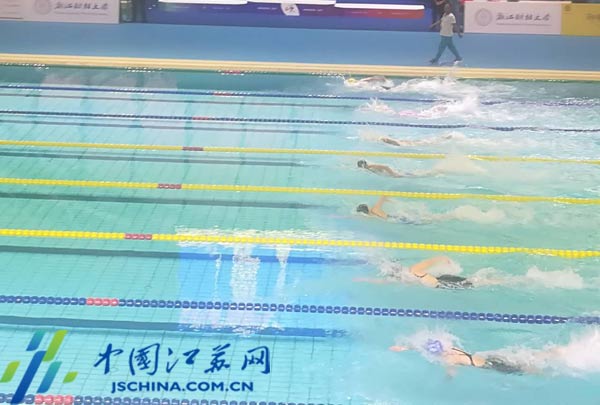 全国学生运动会游泳比赛激战正酣 江苏中学生女子200米自由泳逆袭夺冠